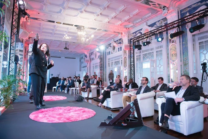 Salle de réunion équipée pour séminaires et conférences professionnelles