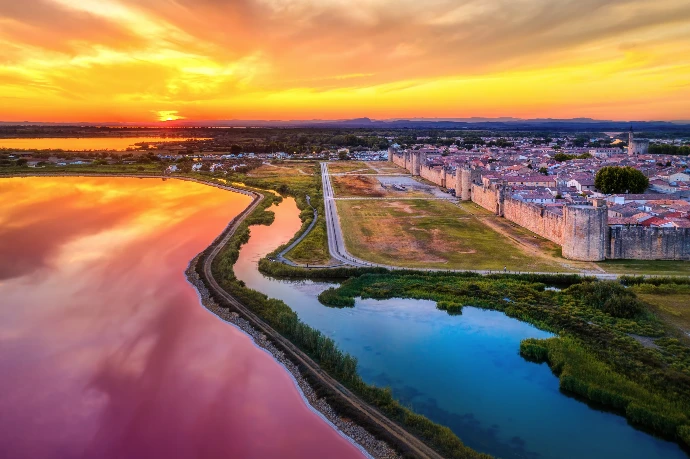 Vue sur le Salin d'Aigues-Mortes en fin de journée